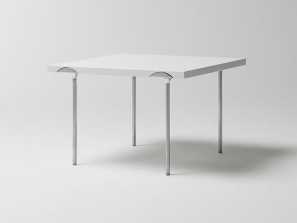 Design House Stockholm Etage nest of tables
White / デザインハウスストックホルム エタージュ ネストテーブル
ホワイト天板45 × 45cm 脚高さ30cm （テーブル > サイドテーブル） 1