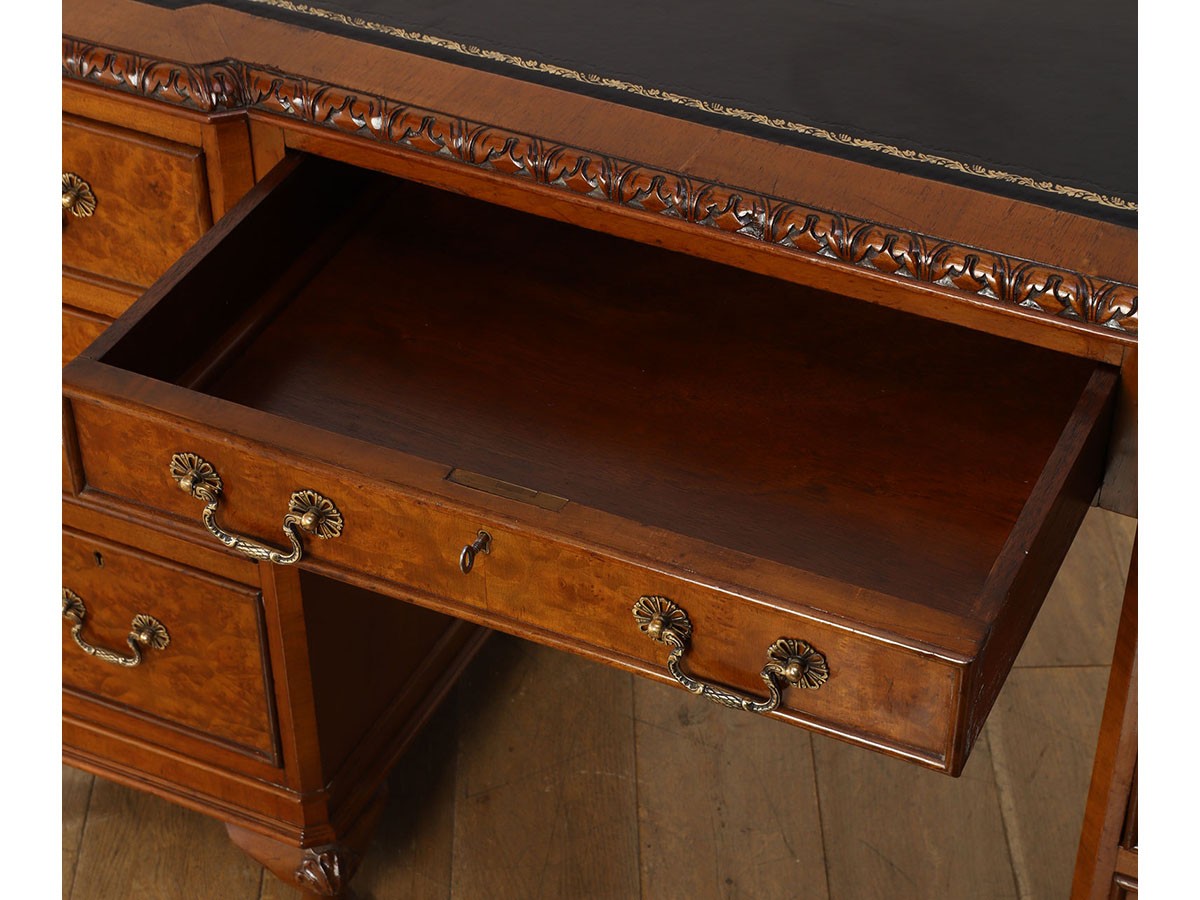 Lloyd's Antiques Real Antique
Leather Top Desk / ロイズ・アンティークス 英国アンティーク家具
レザートップデスク （デスク・机 > デスク・パソコンデスク・袖机） 18