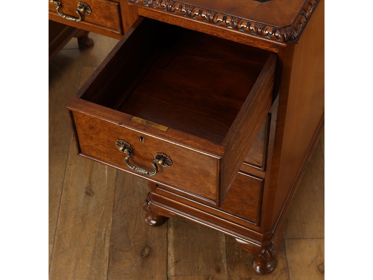 Lloyd's Antiques Real Antique
Leather Top Desk / ロイズ・アンティークス 英国アンティーク家具
レザートップデスク （デスク・机 > デスク・パソコンデスク・袖机） 21