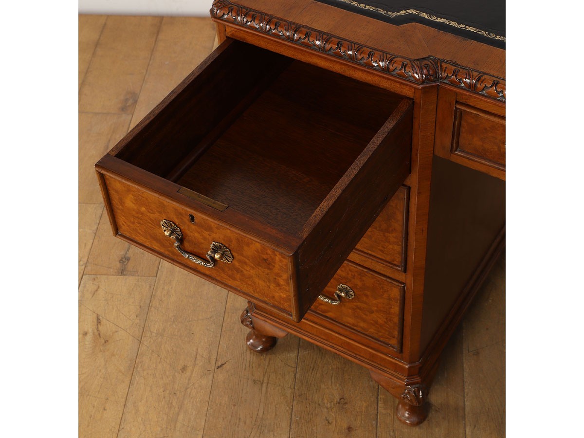 Lloyd's Antiques Real Antique
Leather Top Desk / ロイズ・アンティークス 英国アンティーク家具
レザートップデスク （デスク・机 > デスク・パソコンデスク・袖机） 14