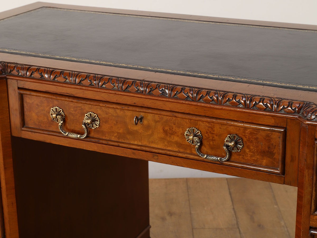 Lloyd's Antiques Real Antique
Leather Top Desk / ロイズ・アンティークス 英国アンティーク家具
レザートップデスク （デスク・机 > デスク・パソコンデスク・袖机） 17