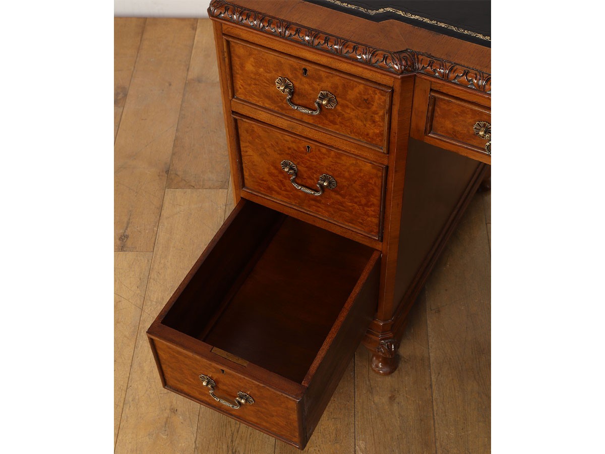 Lloyd's Antiques Real Antique
Leather Top Desk / ロイズ・アンティークス 英国アンティーク家具
レザートップデスク （デスク・机 > デスク・パソコンデスク・袖机） 16
