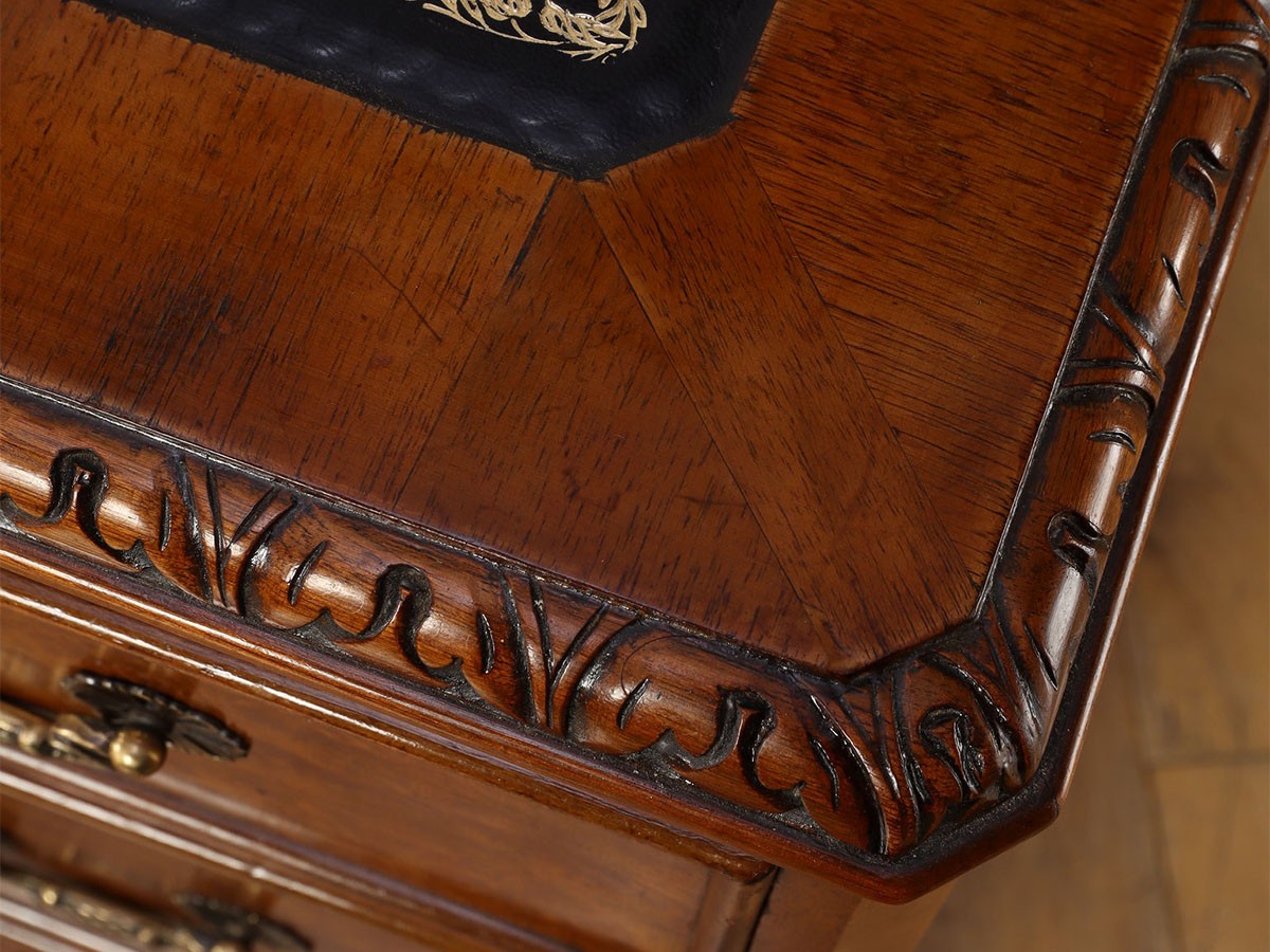 Lloyd's Antiques Real Antique
Leather Top Desk / ロイズ・アンティークス 英国アンティーク家具
レザートップデスク （デスク・机 > デスク・パソコンデスク・袖机） 10