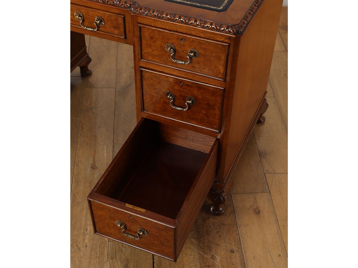 Lloyd's Antiques Real Antique
Leather Top Desk / ロイズ・アンティークス 英国アンティーク家具
レザートップデスク （デスク・机 > デスク・パソコンデスク・袖机） 23
