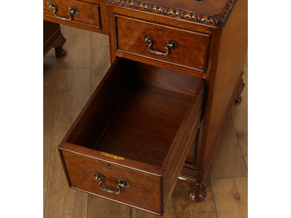 Lloyd's Antiques Real Antique
Leather Top Desk / ロイズ・アンティークス 英国アンティーク家具
レザートップデスク （デスク・机 > デスク・パソコンデスク・袖机） 22