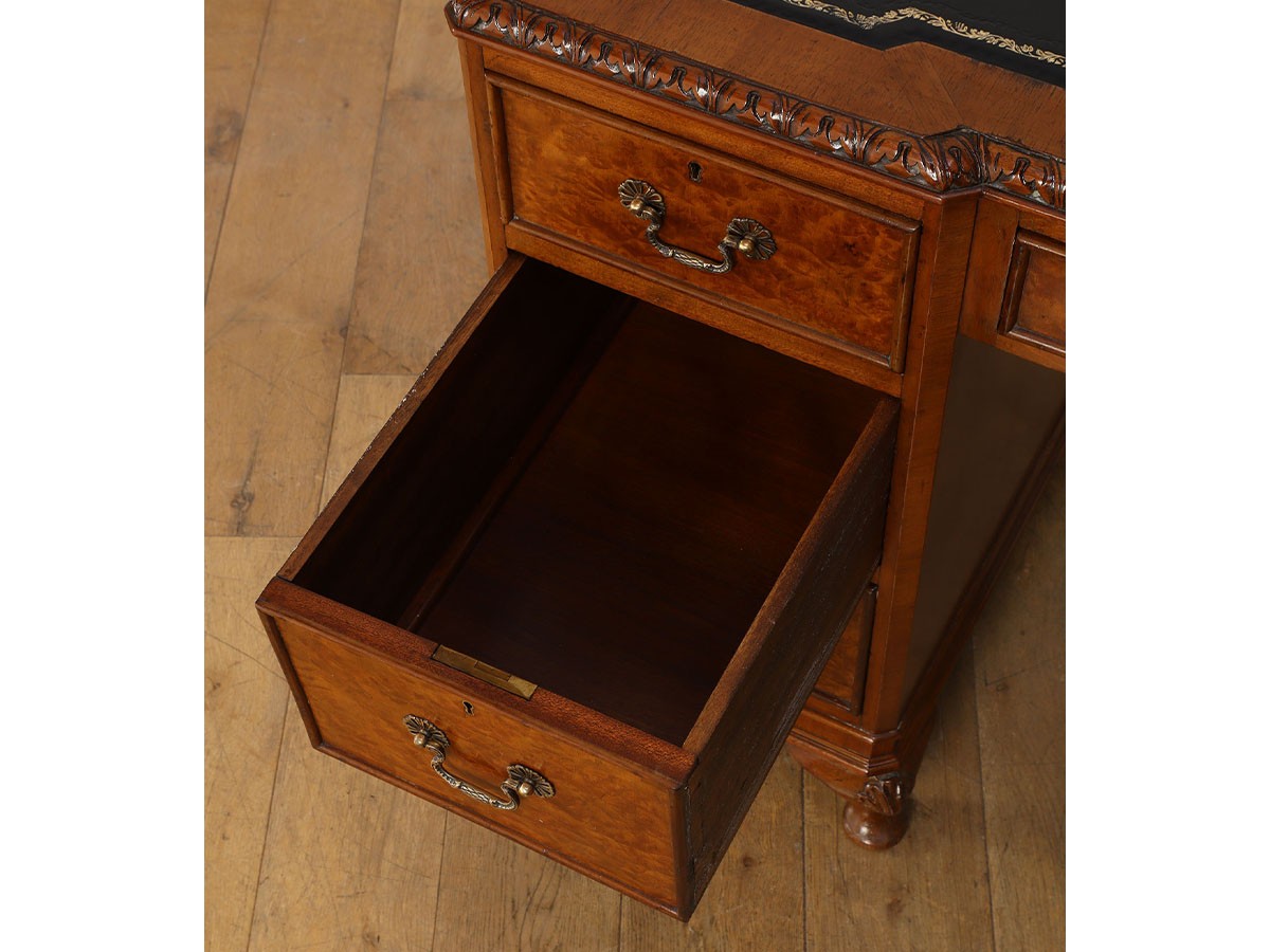 Lloyd's Antiques Real Antique
Leather Top Desk / ロイズ・アンティークス 英国アンティーク家具
レザートップデスク （デスク・机 > デスク・パソコンデスク・袖机） 15