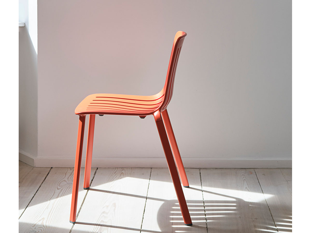 PLATO STACKING CHAIR 32