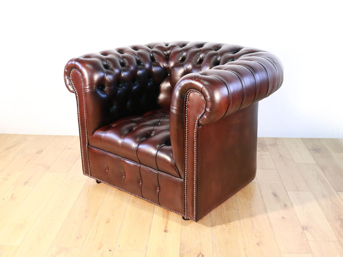 Lloyd's Antiques Reproduction Series
Chesterfield Chair Buttan Seat / ロイズ・アンティークス リプロダクションシリーズ
チェスターフィールドチェア ボタンシート（タバコ） （ソファ > 一人掛けソファ） 1