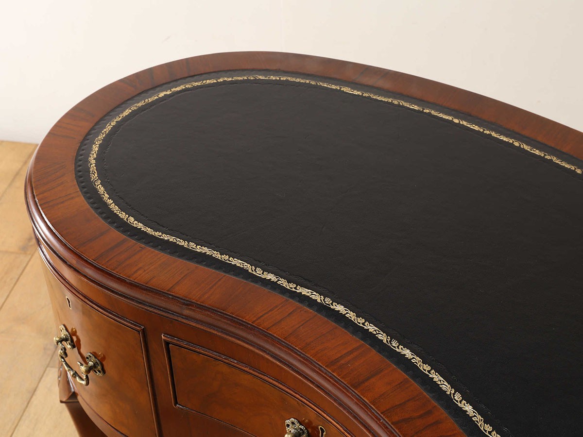 Lloyd's Antiques Real Antique
Leather Top Kidney Desk / ロイズ・アンティークス 英国アンティーク家具
レザートップ キドニーデスク （デスク・机 > デスク・パソコンデスク・袖机） 3