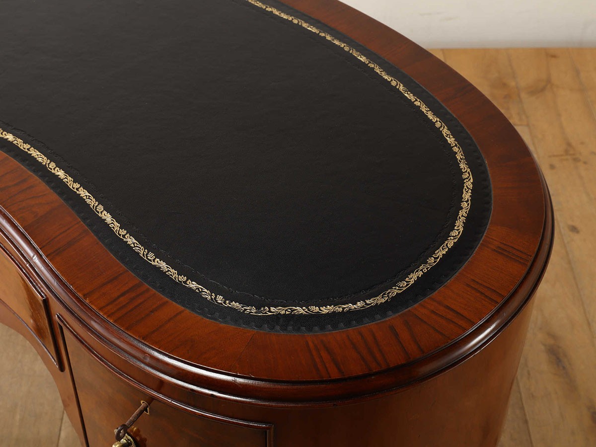 Lloyd's Antiques Real Antique
Leather Top Kidney Desk / ロイズ・アンティークス 英国アンティーク家具
レザートップ キドニーデスク （デスク・机 > デスク・パソコンデスク・袖机） 4