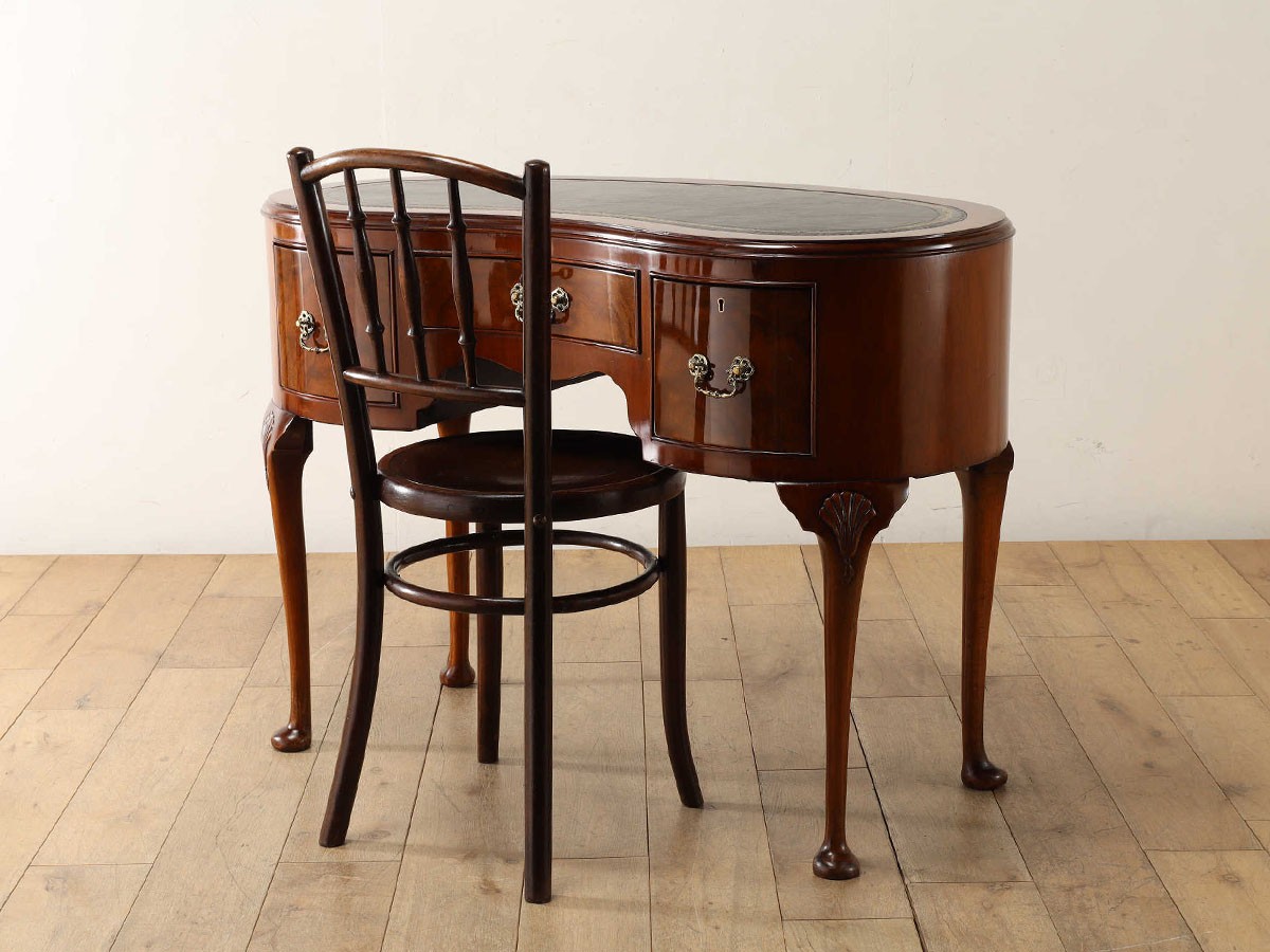 Lloyd's Antiques Real Antique
Leather Top Kidney Desk / ロイズ・アンティークス 英国アンティーク家具
レザートップ キドニーデスク （デスク・机 > デスク・パソコンデスク・袖机） 2