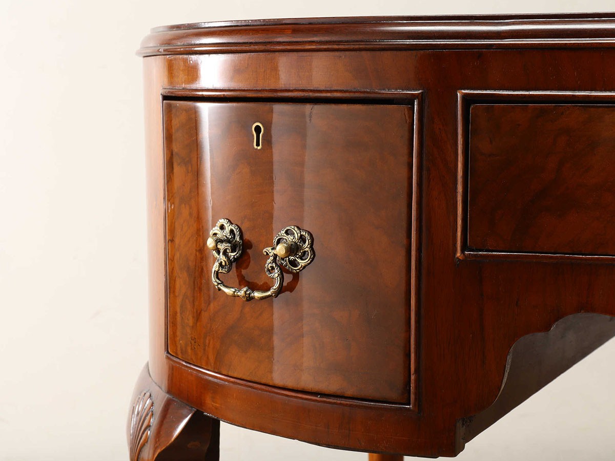 Lloyd's Antiques Real Antique
Leather Top Kidney Desk / ロイズ・アンティークス 英国アンティーク家具
レザートップ キドニーデスク （デスク・机 > デスク・パソコンデスク・袖机） 10