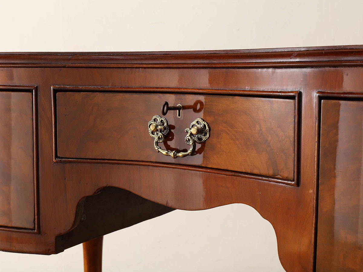 Lloyd's Antiques Real Antique
Leather Top Kidney Desk / ロイズ・アンティークス 英国アンティーク家具
レザートップ キドニーデスク （デスク・机 > デスク・パソコンデスク・袖机） 12