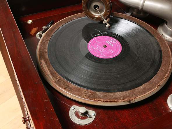 Lloyd's Antiques ‎Real Antique
Gilbert Gramophone / ロイズ・アンティークス 英国アンティーク家具
ギルバート グラモフォン （収納家具 > キャビネット） 5