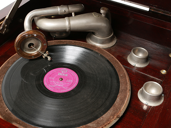 Lloyd's Antiques ‎Real Antique
Gilbert Gramophone / ロイズ・アンティークス 英国アンティーク家具
ギルバート グラモフォン （収納家具 > キャビネット） 4