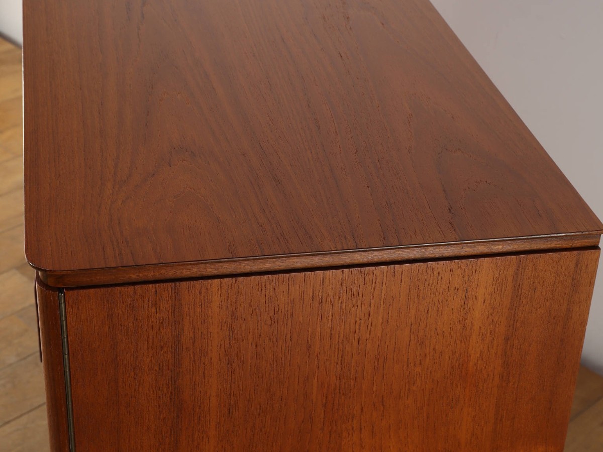 Lloyd's Antiques Real Antique
Sideboard / ロイズ・アンティークス デンマークアンティーク家具
サイドボード QM008008 （収納家具 > サイドボード・リビングボード） 6