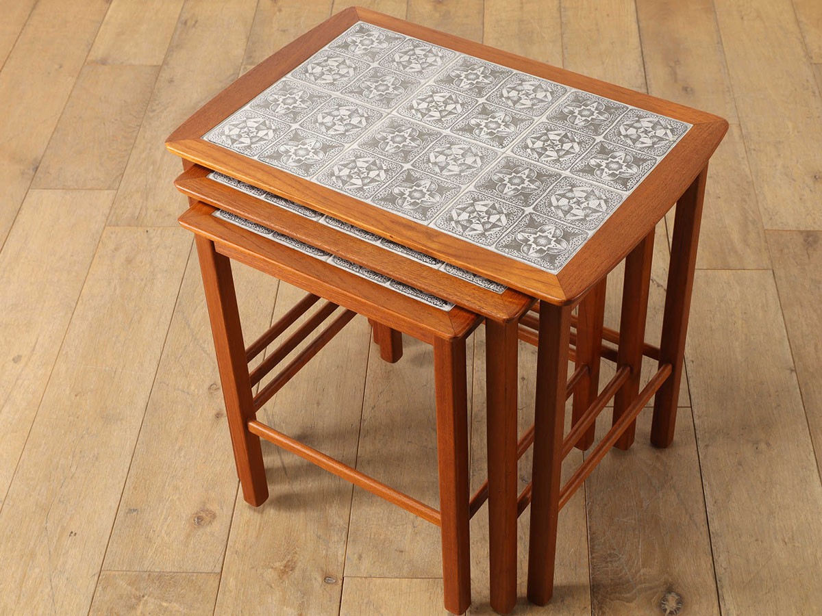 Lloyd's Antiques Real Antique 
Tile Top Nest Of Tables / ロイズ・アンティークス デンマークアンティーク家具
タイルトップ ネストテーブル QH008009 （テーブル > サイドテーブル） 7