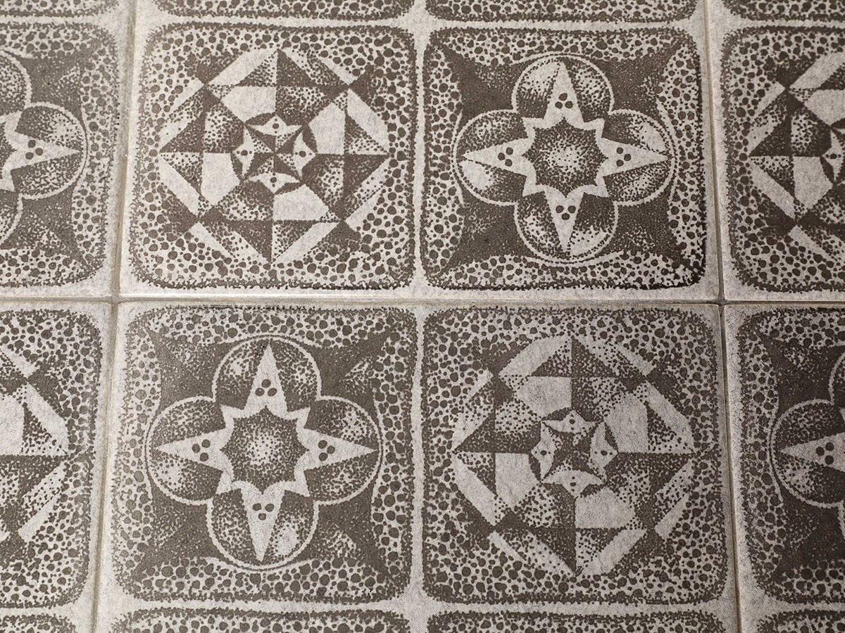 Lloyd's Antiques Real Antique 
Tile Top Nest Of Tables / ロイズ・アンティークス デンマークアンティーク家具
タイルトップ ネストテーブル QH008009 （テーブル > サイドテーブル） 15
