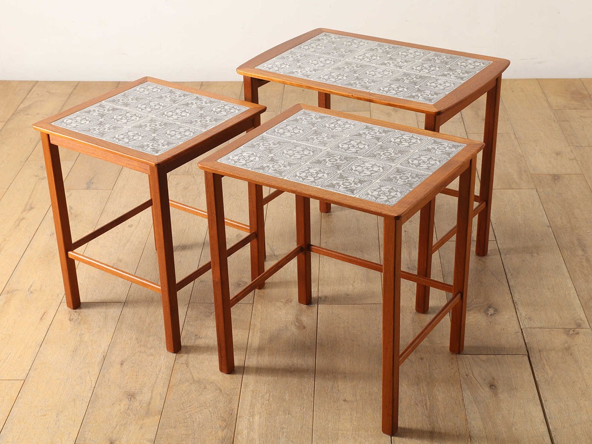 Lloyd's Antiques Real Antique 
Tile Top Nest Of Tables / ロイズ・アンティークス デンマークアンティーク家具
タイルトップ ネストテーブル QH008009 （テーブル > サイドテーブル） 2