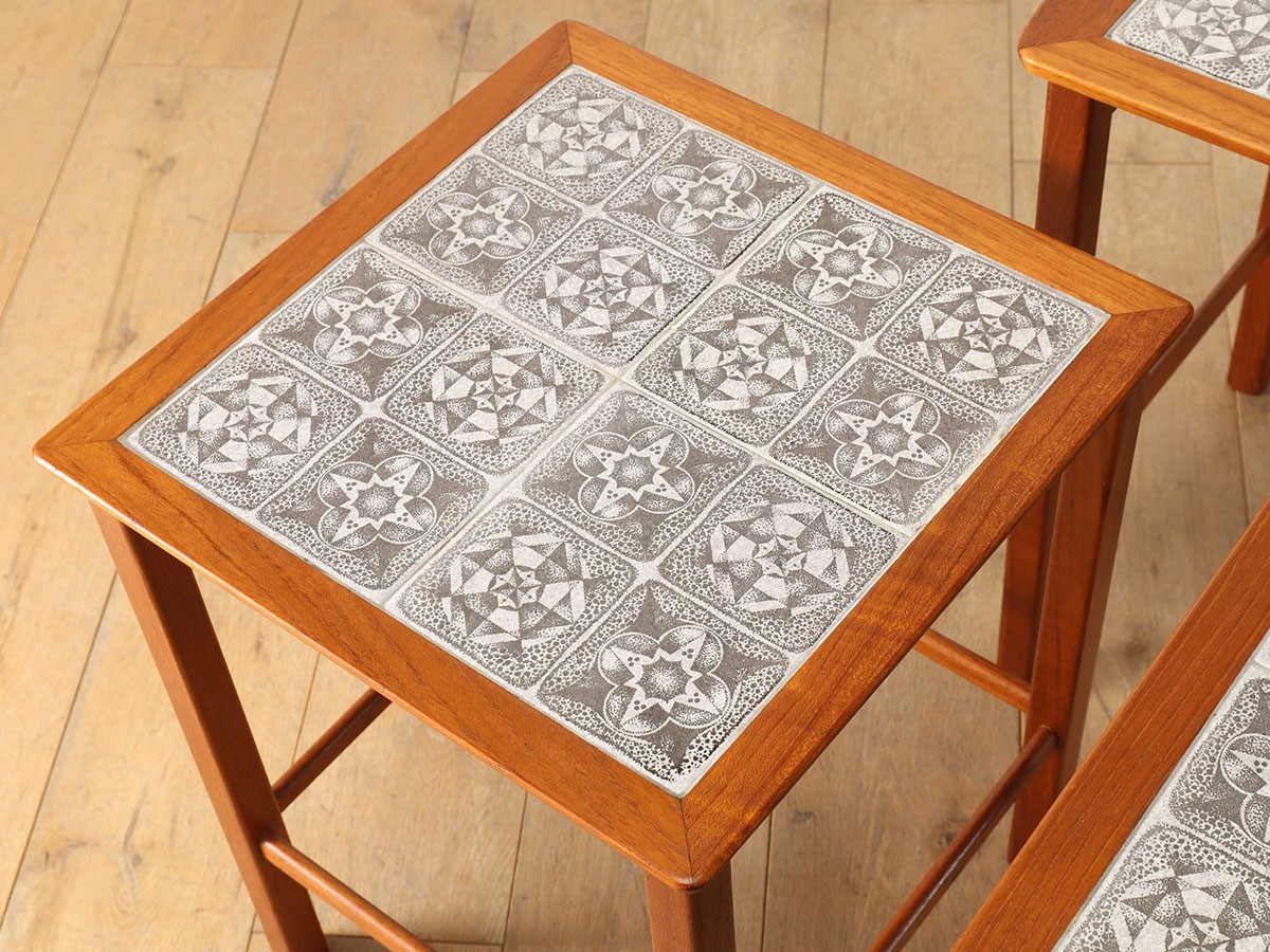 Lloyd's Antiques Real Antique 
Tile Top Nest Of Tables / ロイズ・アンティークス デンマークアンティーク家具
タイルトップ ネストテーブル QH008009 （テーブル > サイドテーブル） 11