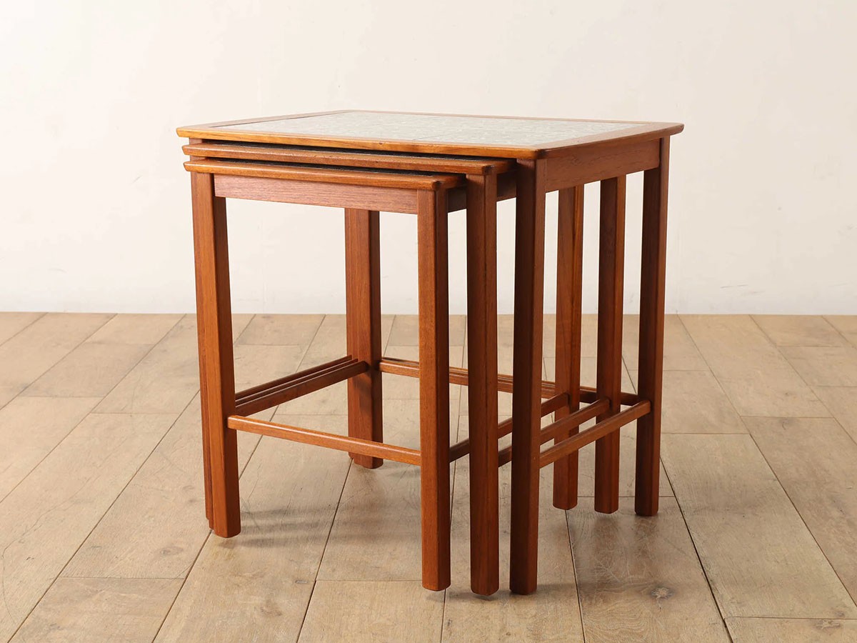 Lloyd's Antiques Real Antique 
Tile Top Nest Of Tables / ロイズ・アンティークス デンマークアンティーク家具
タイルトップ ネストテーブル QH008009 （テーブル > サイドテーブル） 6