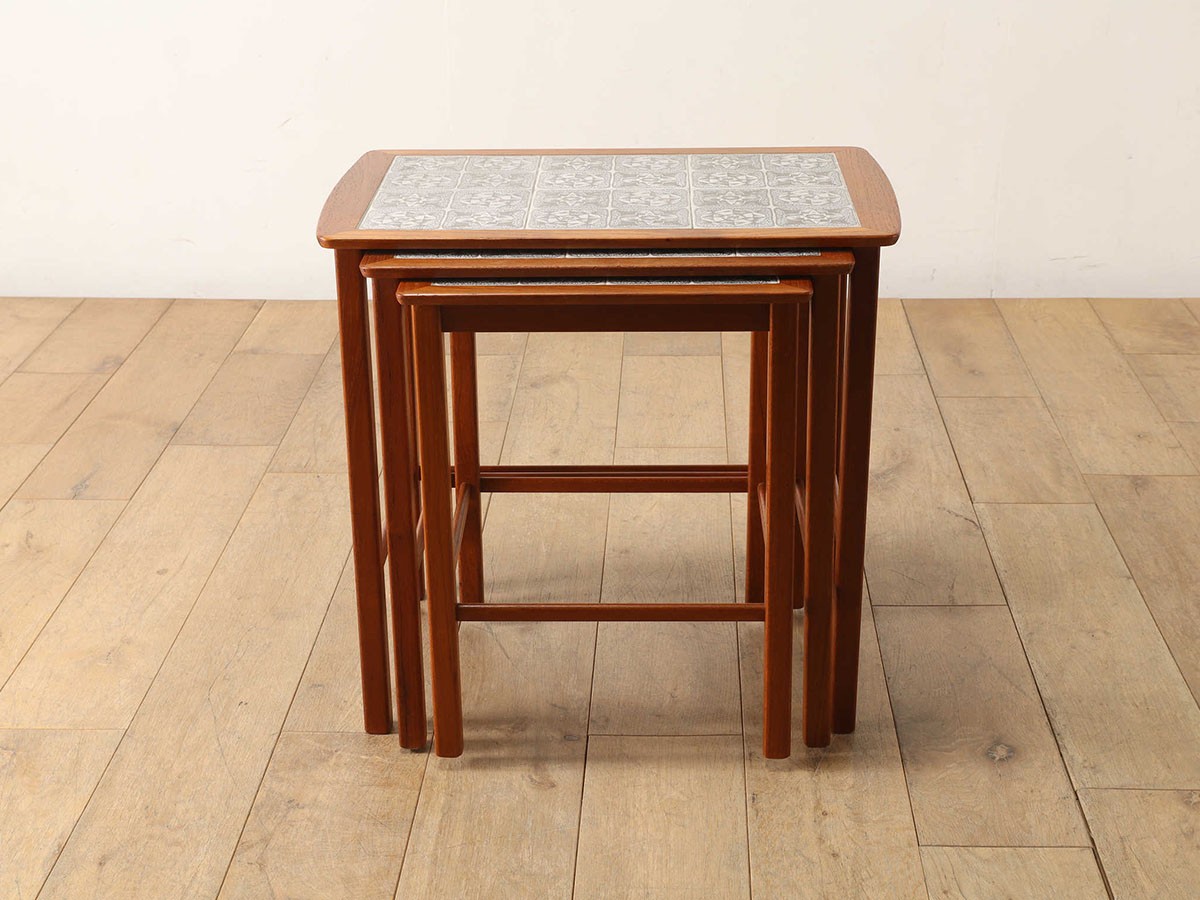 Lloyd's Antiques Real Antique 
Tile Top Nest Of Tables / ロイズ・アンティークス デンマークアンティーク家具
タイルトップ ネストテーブル QH008009 （テーブル > サイドテーブル） 3