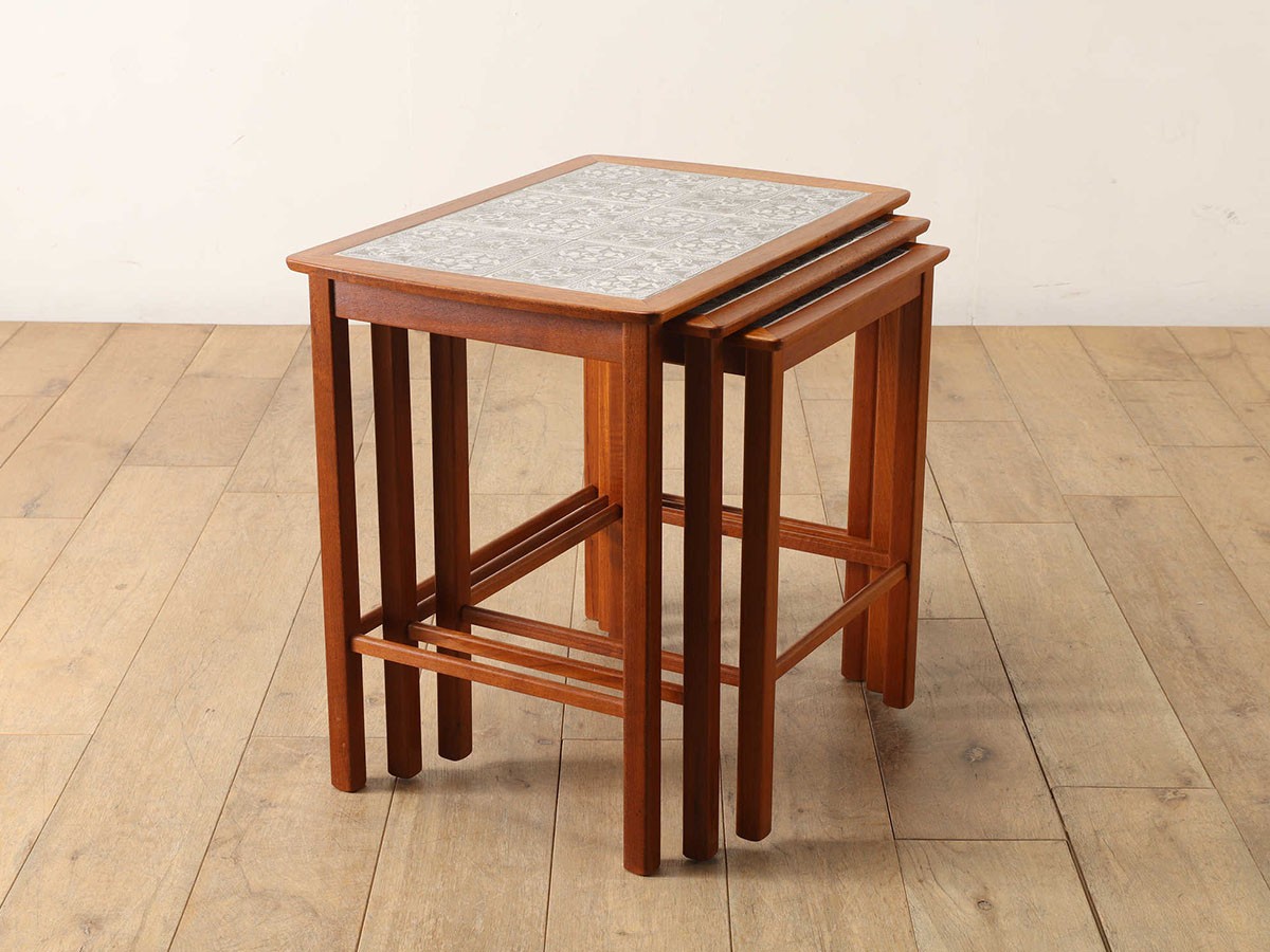 Lloyd's Antiques Real Antique 
Tile Top Nest Of Tables / ロイズ・アンティークス デンマークアンティーク家具
タイルトップ ネストテーブル QH008009 （テーブル > サイドテーブル） 4