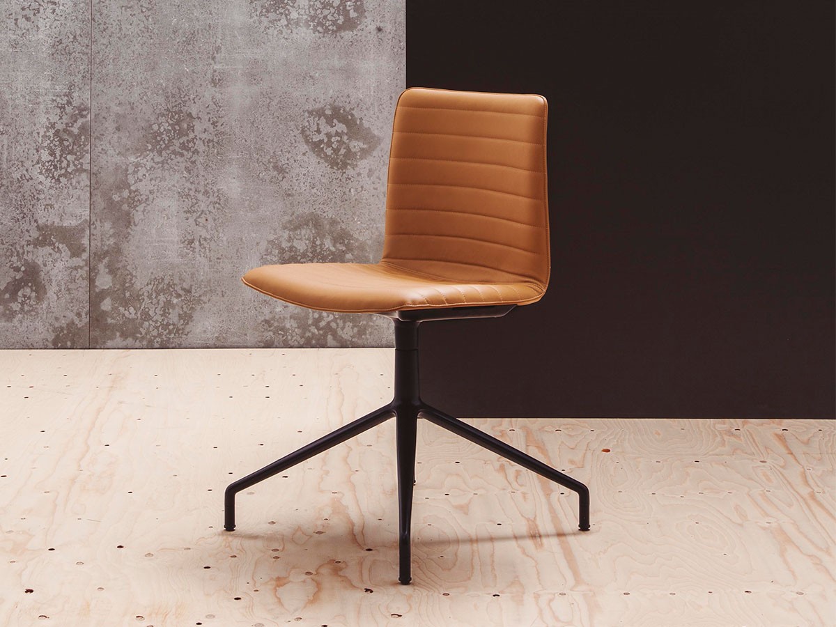 Andreu World Flex High Back
Chair
Fully Upholstered Shell / アンドリュー・ワールド フレックス ハイバック SI1638
チェア 回転式スターベース（フルパッド） （チェア・椅子 > ダイニングチェア） 2