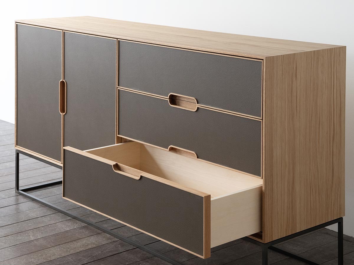 松井木工 LAF Cabinet 2doors + 3drawers / まついもっこう ラフ リビングキャビネット
2ドア + 3ドロワー 幅160cm（再生レザー面 / 鉄脚） （収納家具 > サイドボード・リビングボード） 4