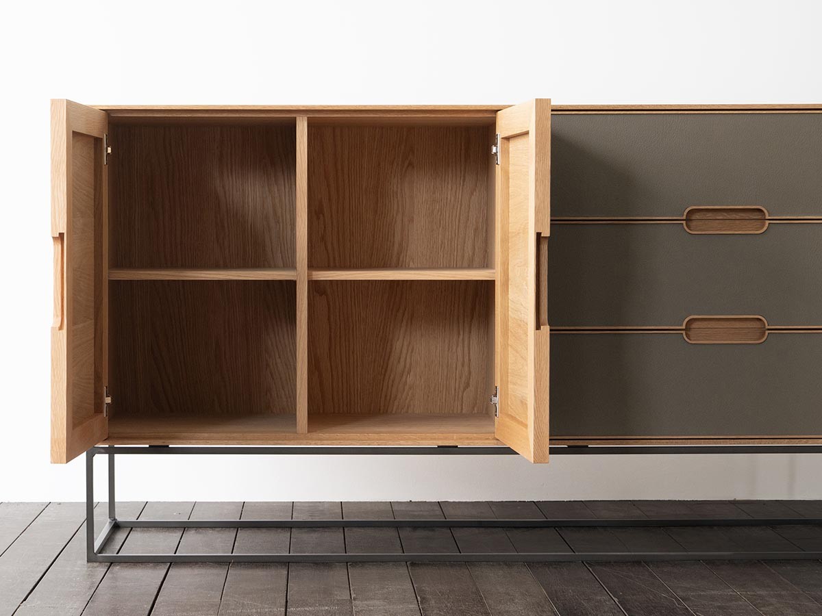 松井木工 LAF Cabinet 2doors + 3drawers / まついもっこう ラフ リビングキャビネット
2ドア + 3ドロワー 幅160cm（再生レザー面 / 鉄脚） （収納家具 > サイドボード・リビングボード） 3