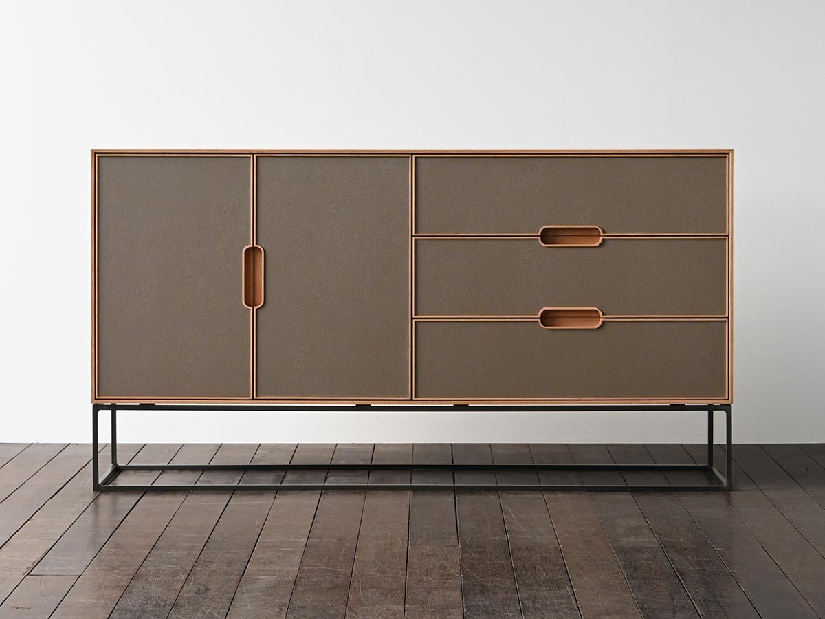 松井木工 LAF Cabinet 2doors + 3drawers / まついもっこう ラフ リビングキャビネット
2ドア + 3ドロワー 幅160cm（再生レザー面 / 鉄脚） （収納家具 > サイドボード・リビングボード） 2